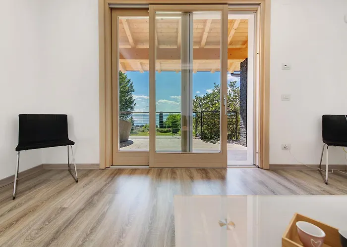 Con Vista Mozzafiato Sul Vila