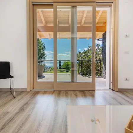 Con Vista Mozzafiato Sul Villa