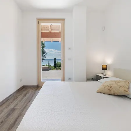 Con Vista Mozzafiato Sul